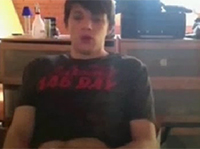 Teenie Gay wichst vor Webcam